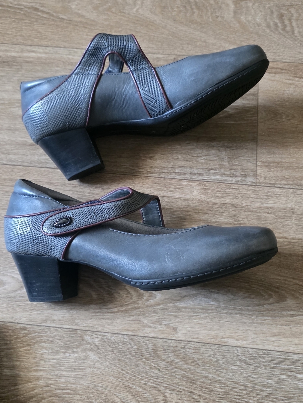 Earth Women's Gray Low Block Heel Mary Jane Shoes - Picture 3 of 3